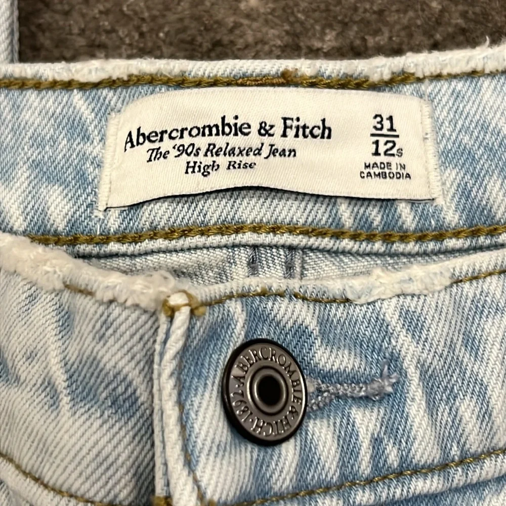 Abercrombie 90s High Rise Relaxed Jeans 31 NWT